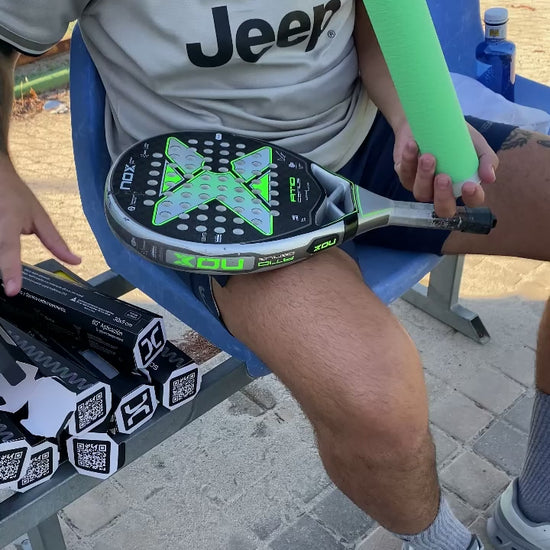 Helix Pro Grip montado en pala de padel